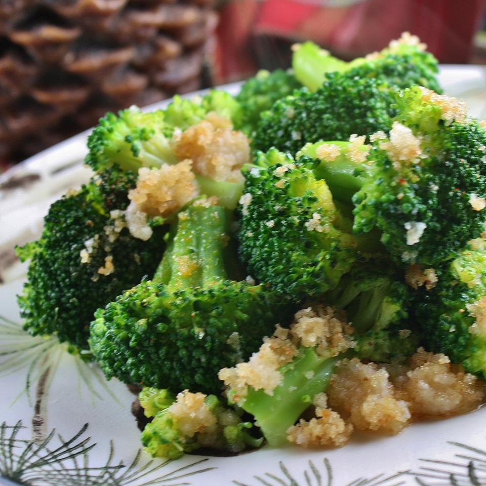 Broccoli with Buttery Crumbs