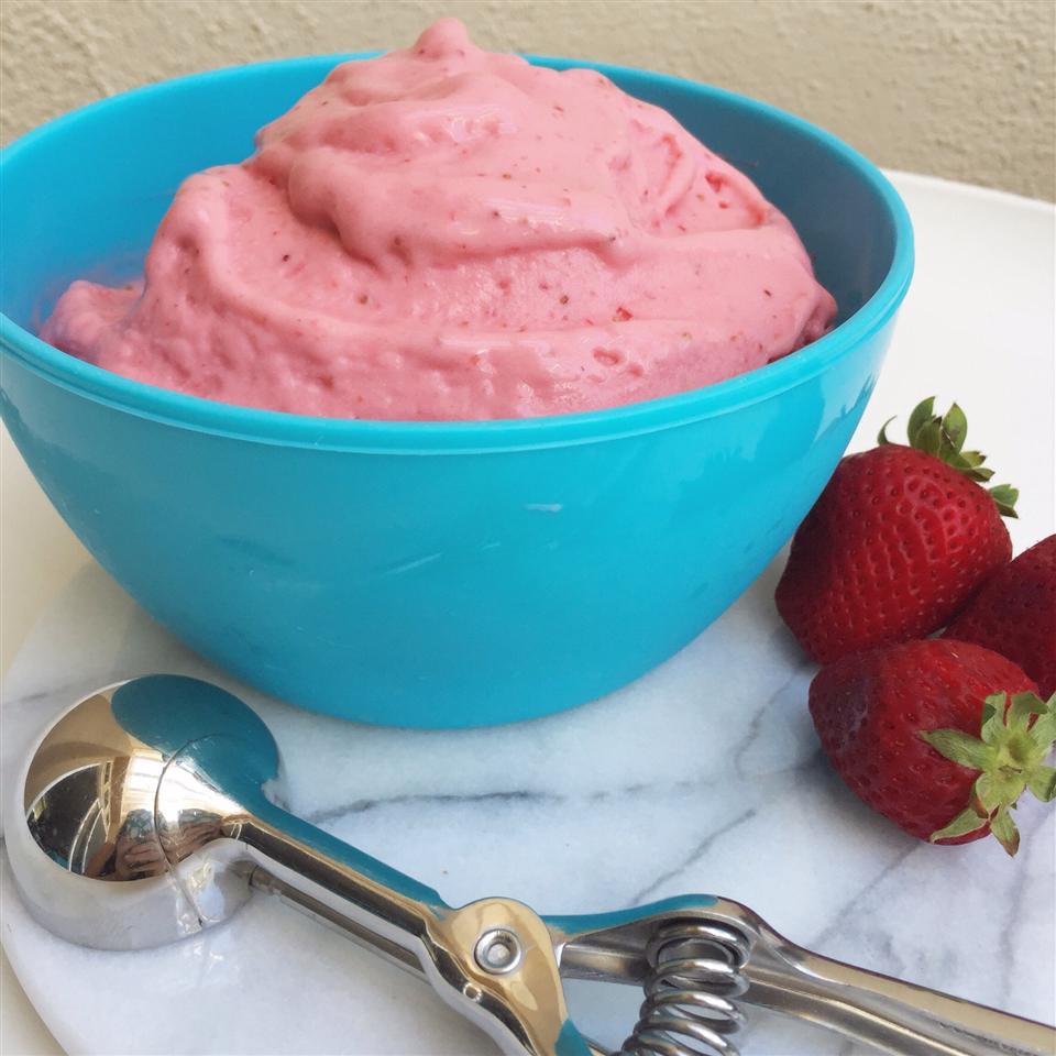 Easy and Delicious Strawberry Frozen Yogurt