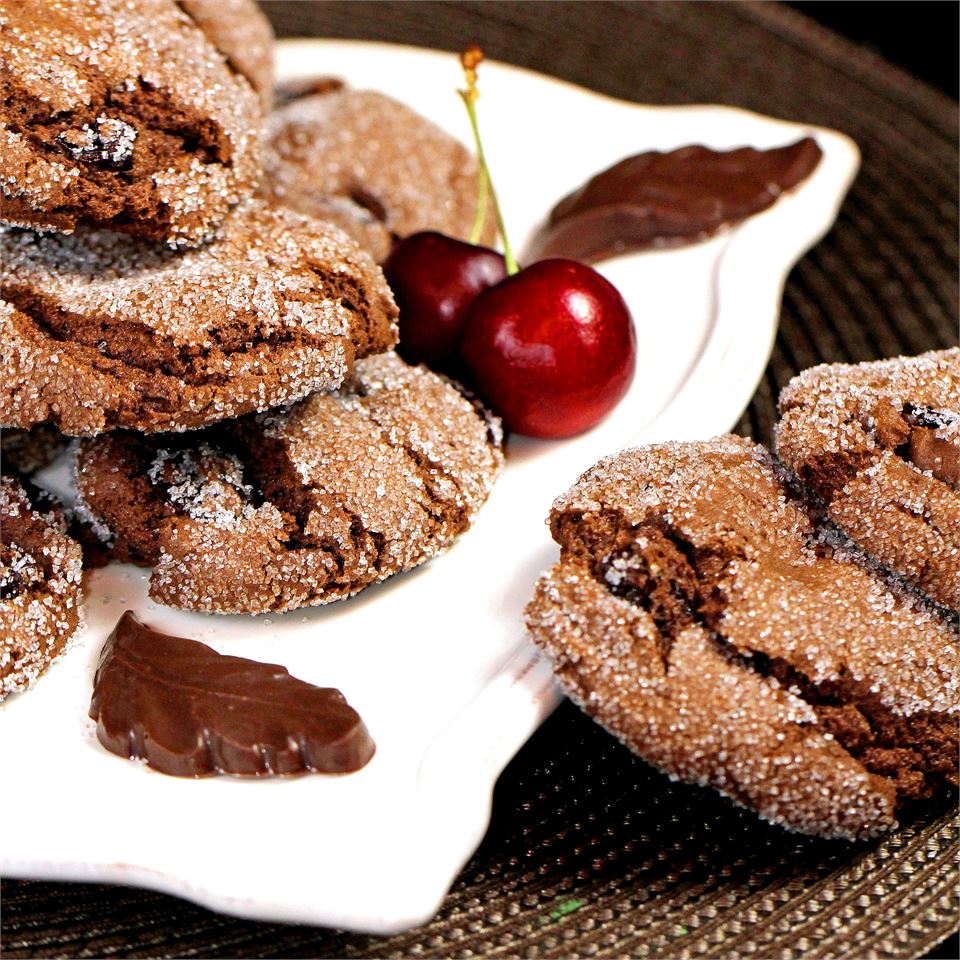 Easy Chocolate Crackled Cookies