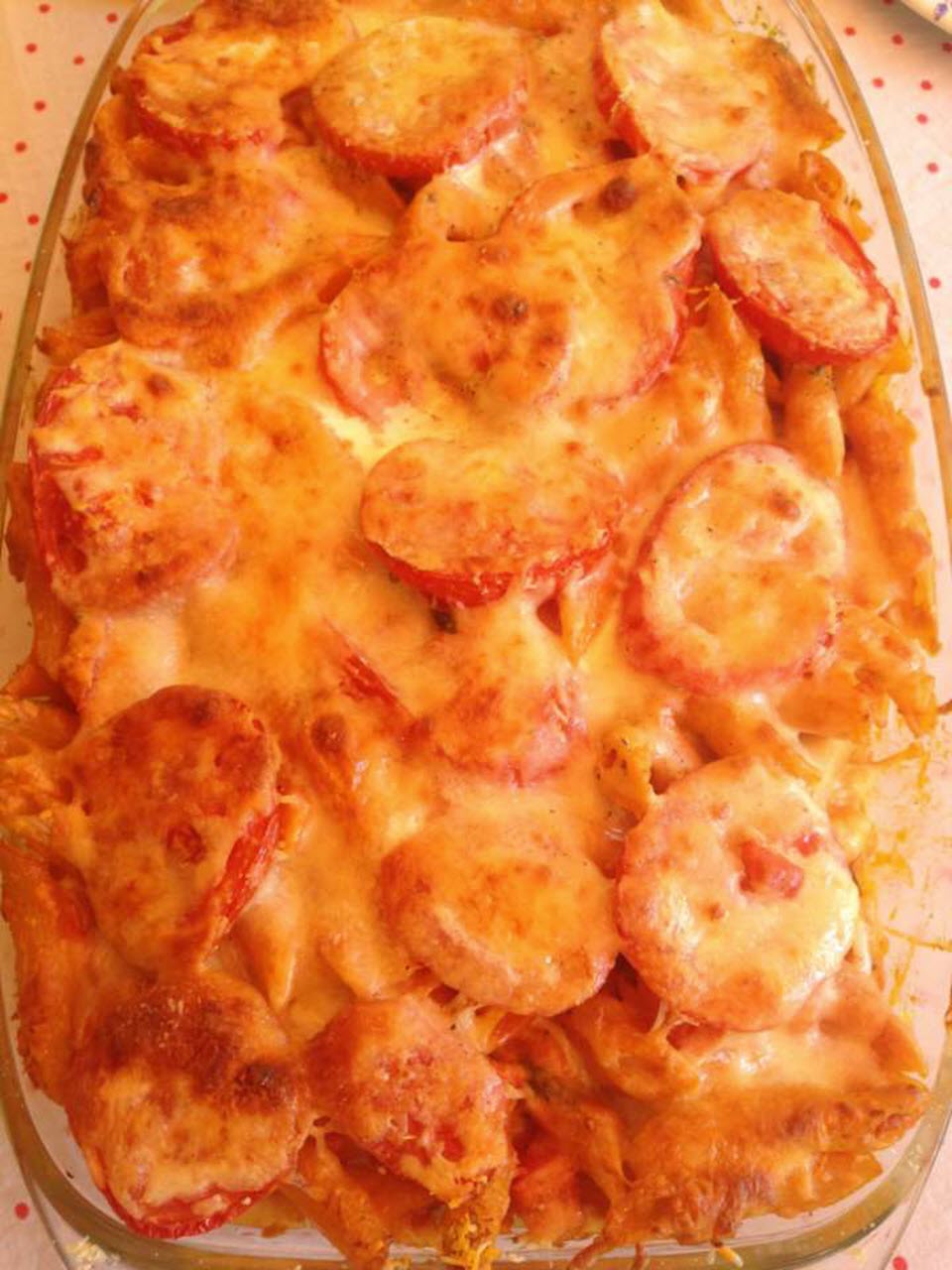 Easy Vegetarian Pasta Bake with Tomatoes and Cream Sauce