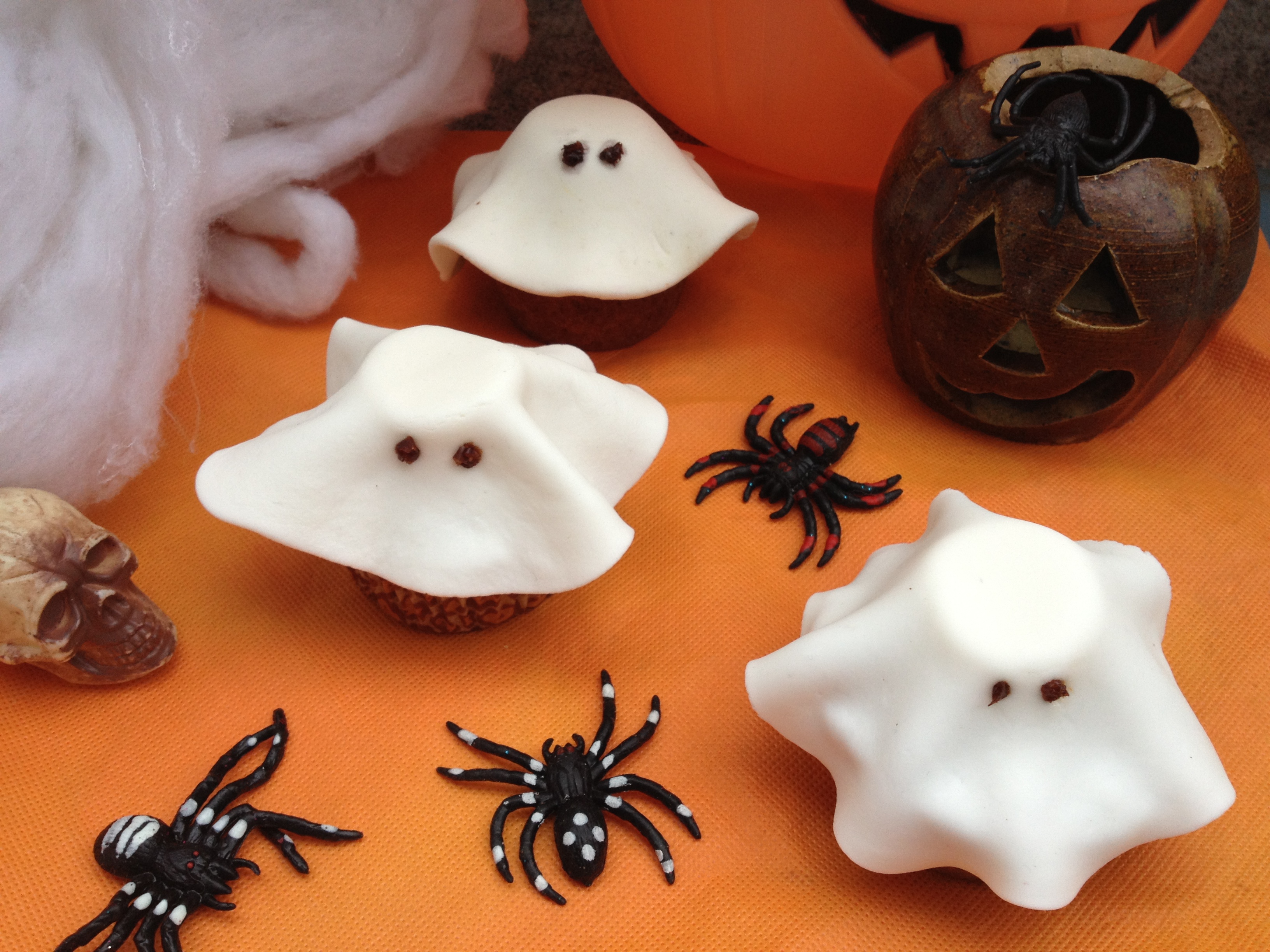 Halloween Fondant Ghost Cupcakes
