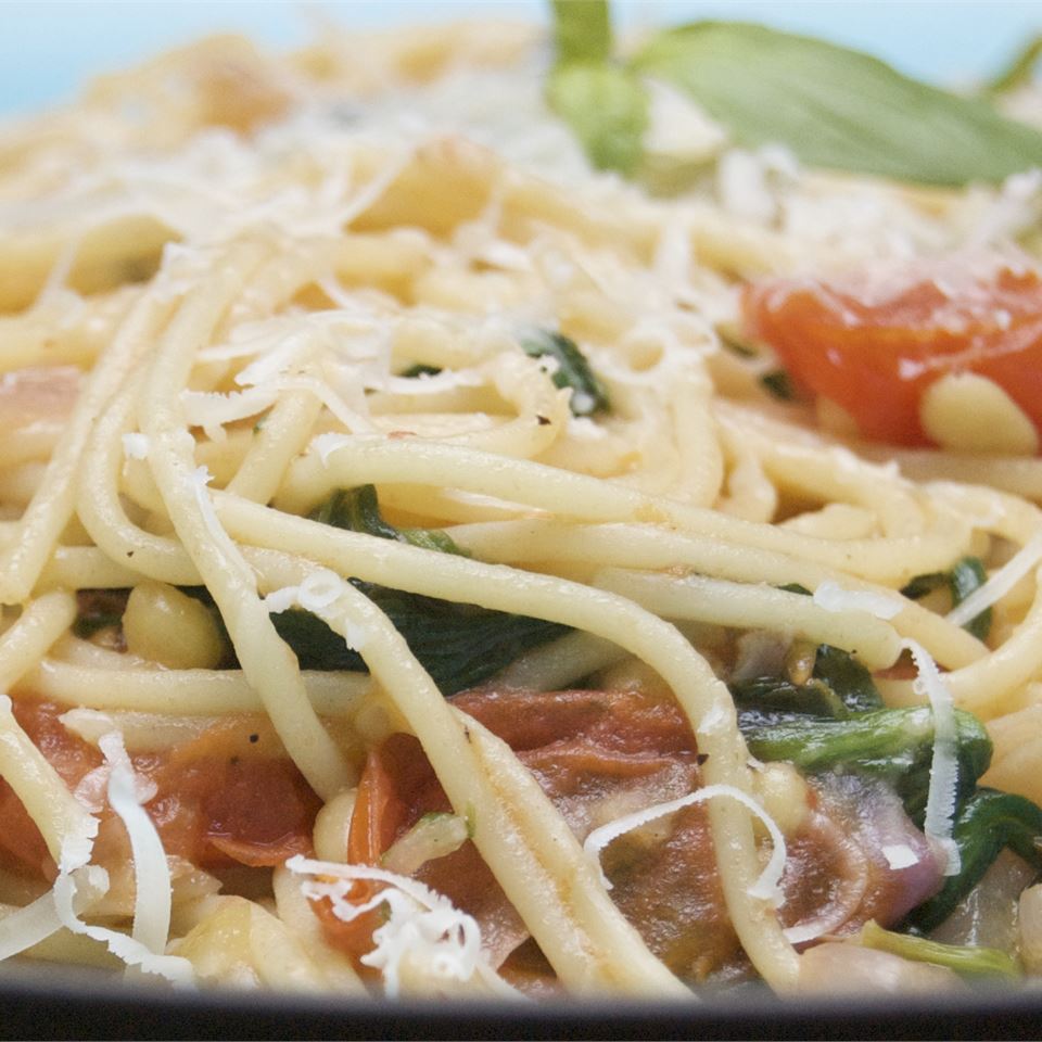 High-Protein Spaghetti with Spinach and Tomato Sauce