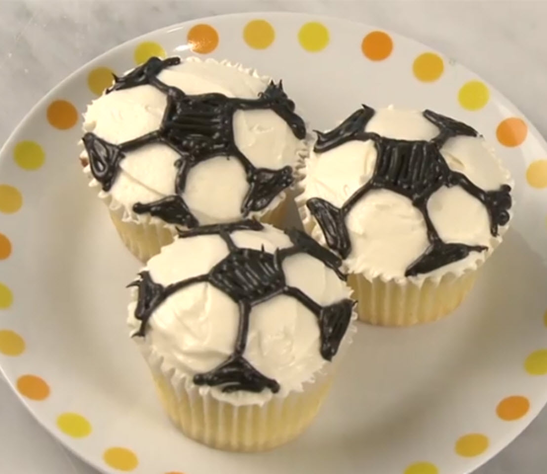 How to Decorate Soccer Cupcakes