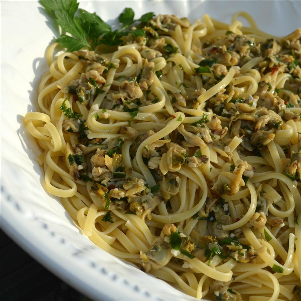 Linguine with Garlicky White Clam Sauce