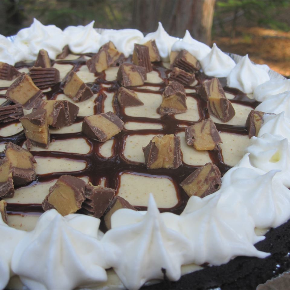 Smooth and Creamy Peanut Butter Pie