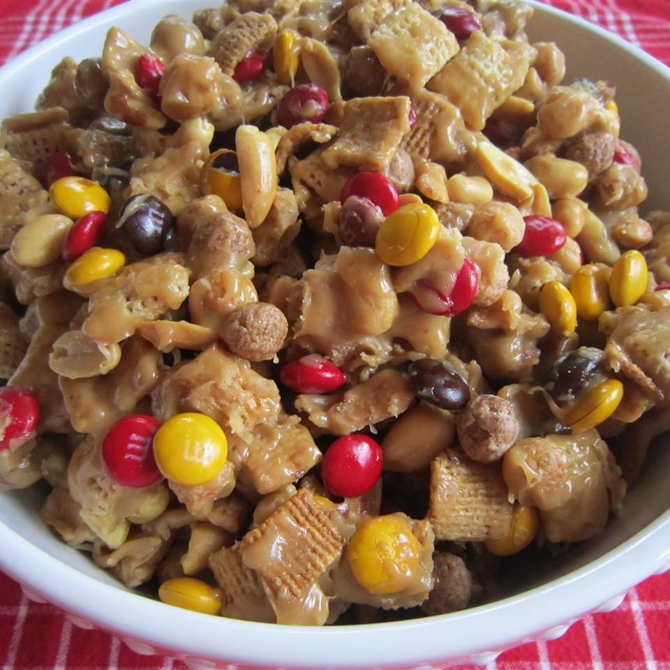 Sweet and Crunchy Popcorn Snack Mix