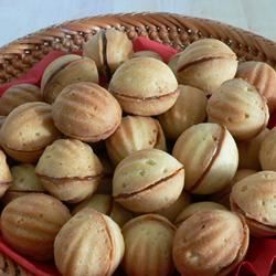 Walnut-Shaped Cookies with Dulce de Leche